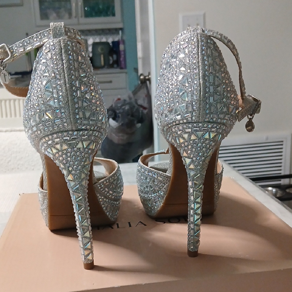 Thalia Sodi Shimmering Silver Heels. Style Chace - Picture 3 of 4
